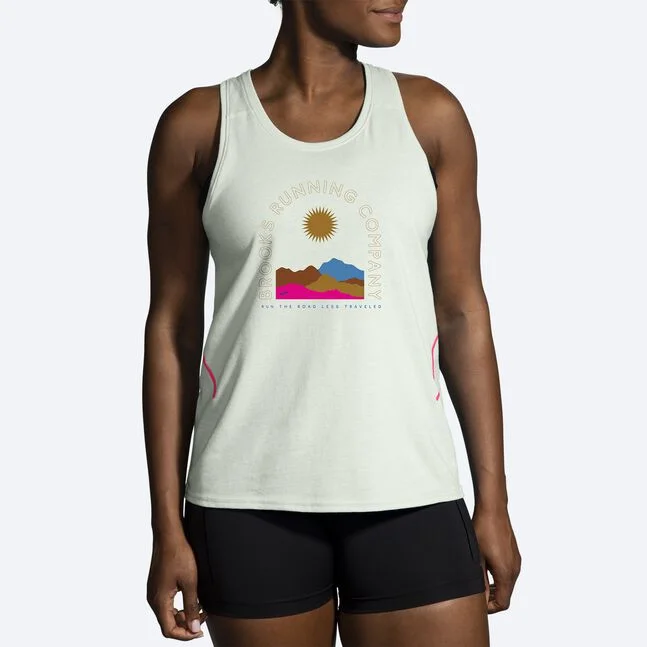 summer outfit inspiration with short-sleeved men's topsWomen's Distance Tank 2.0