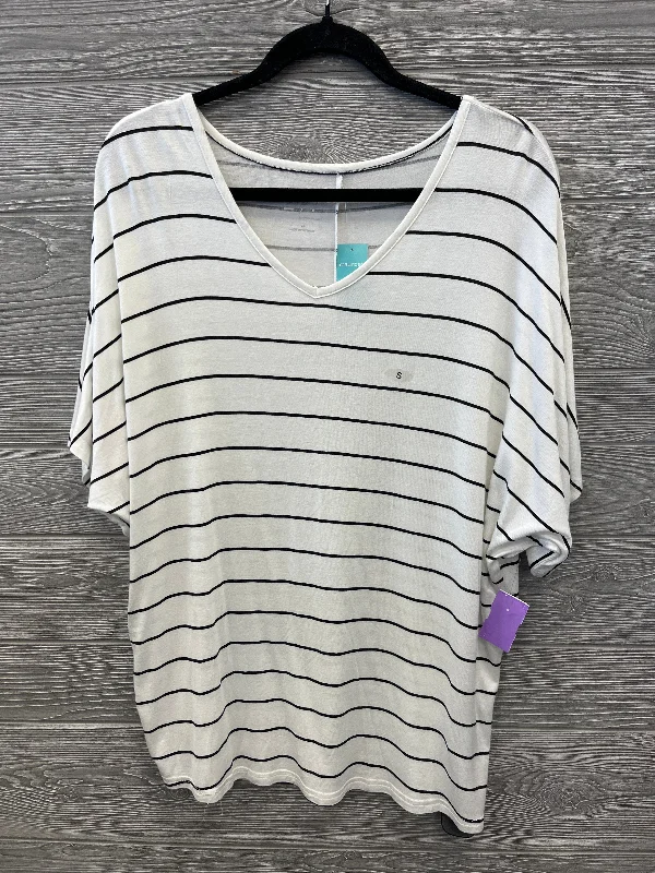 Black women's topsTop Short Sleeve By Maurices In White, Size: S